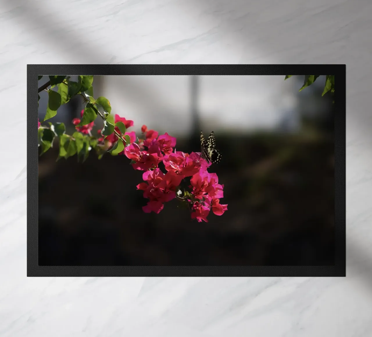 Farfalla su fiori rosa zerbino da Léa Lefebvre Photography