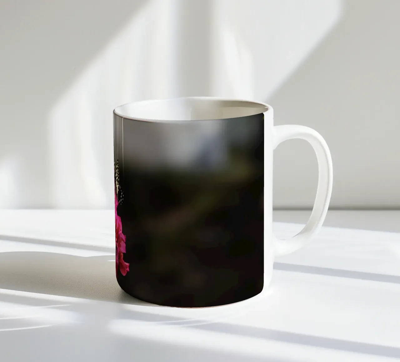 Farfalla su fiori rosa tazza in ceramica da Léa Lefebvre Photography