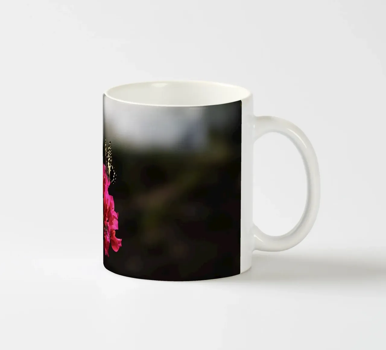Farfalla su fiori rosa tazza in ceramica da Léa Lefebvre Photography