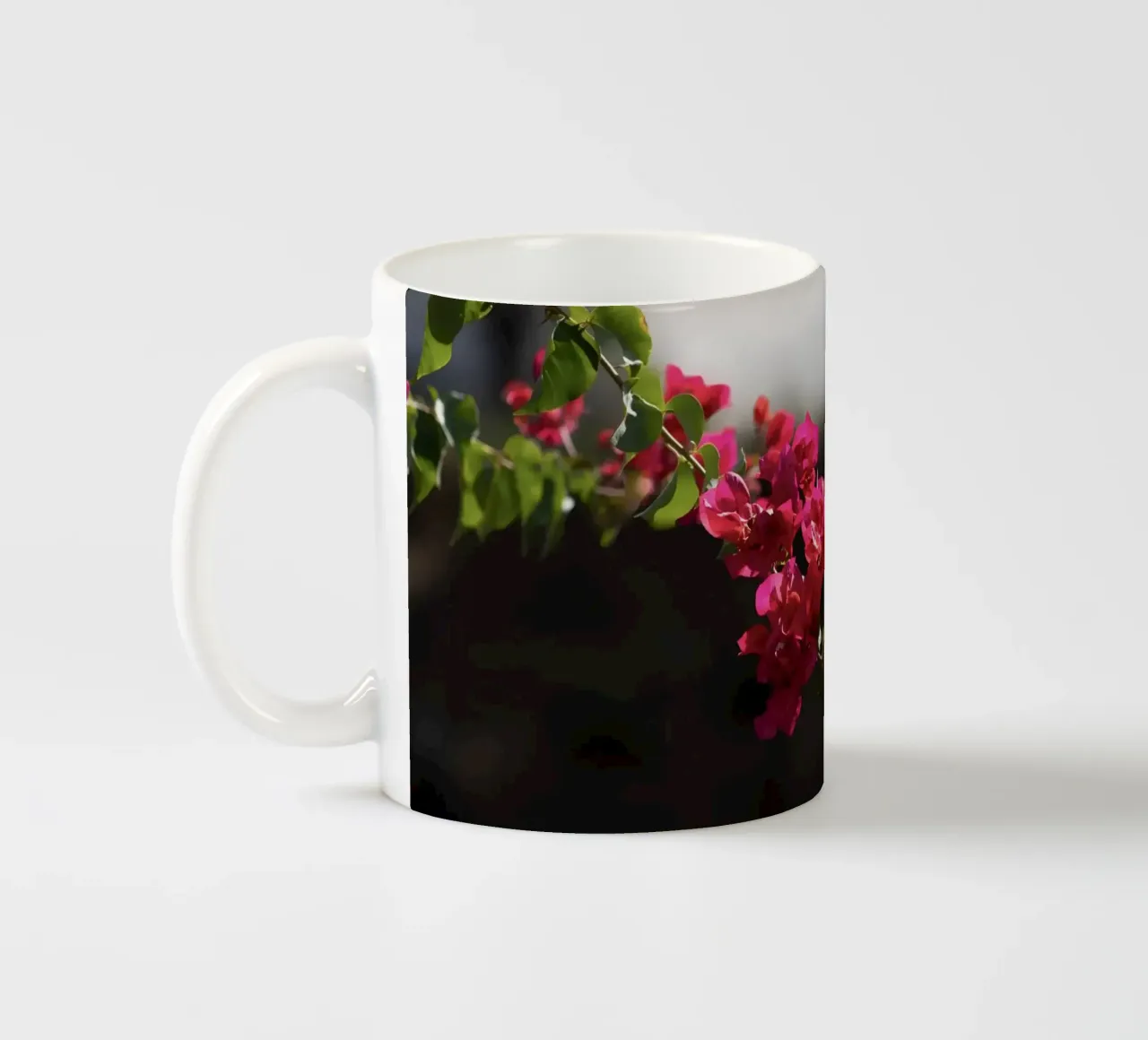 Farfalla su fiori rosa tazza in ceramica da Léa Lefebvre Photography