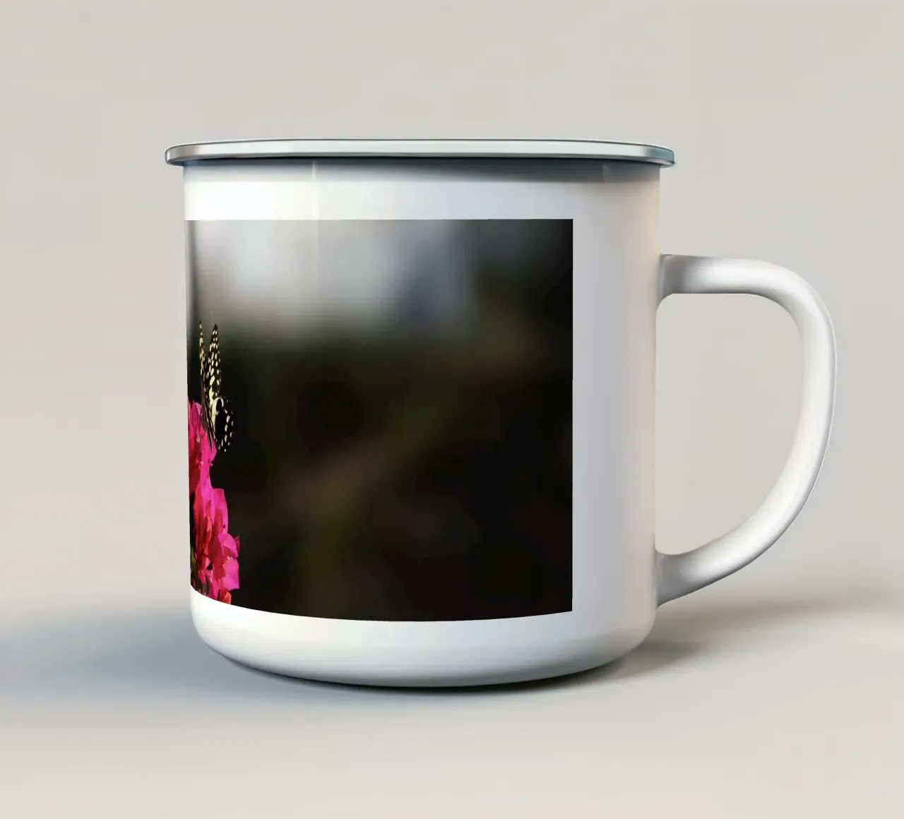 Farfalla su fiori rosa tazza in smalto da Léa Lefebvre Photography