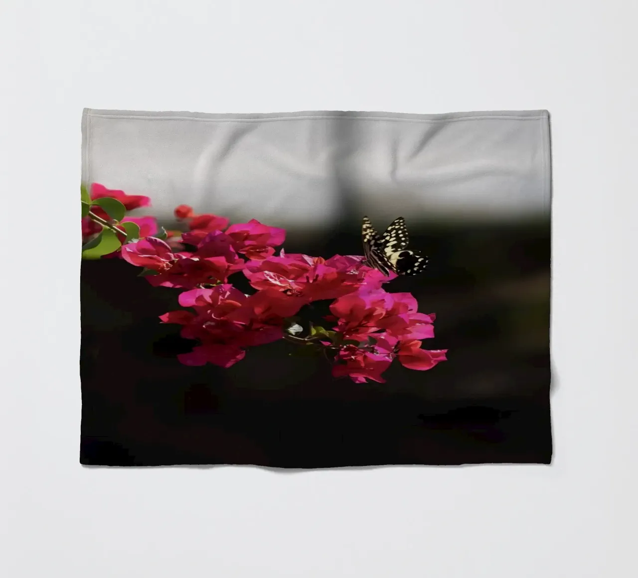 Farfalla su fiori rosa coperta in pile da Léa Lefebvre Photography