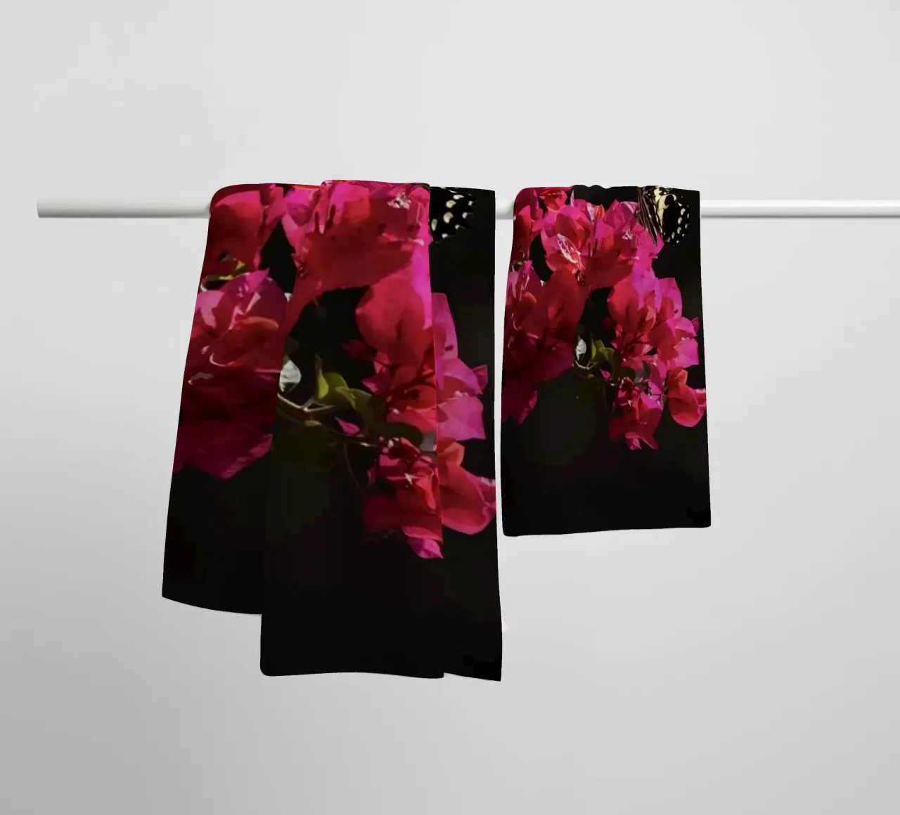 Farfalla su fiori rosa asciugamano da bagno da Léa Lefebvre Photography