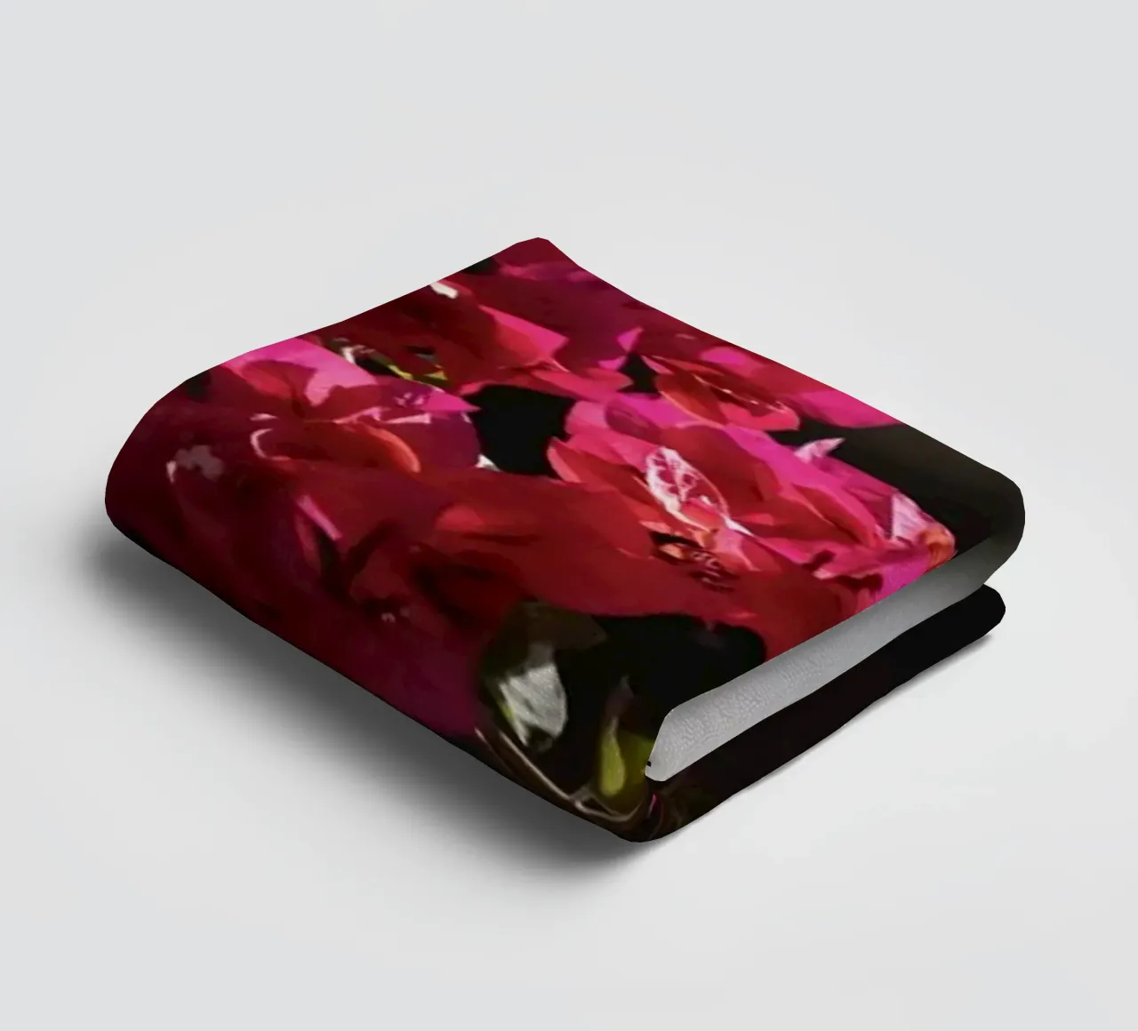 Farfalla su fiori rosa asciugamano da bagno da Léa Lefebvre Photography