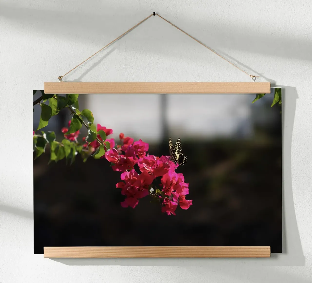 Farfalla su fiori rosa poster con telaio in legno da Léa Lefebvre Photography
