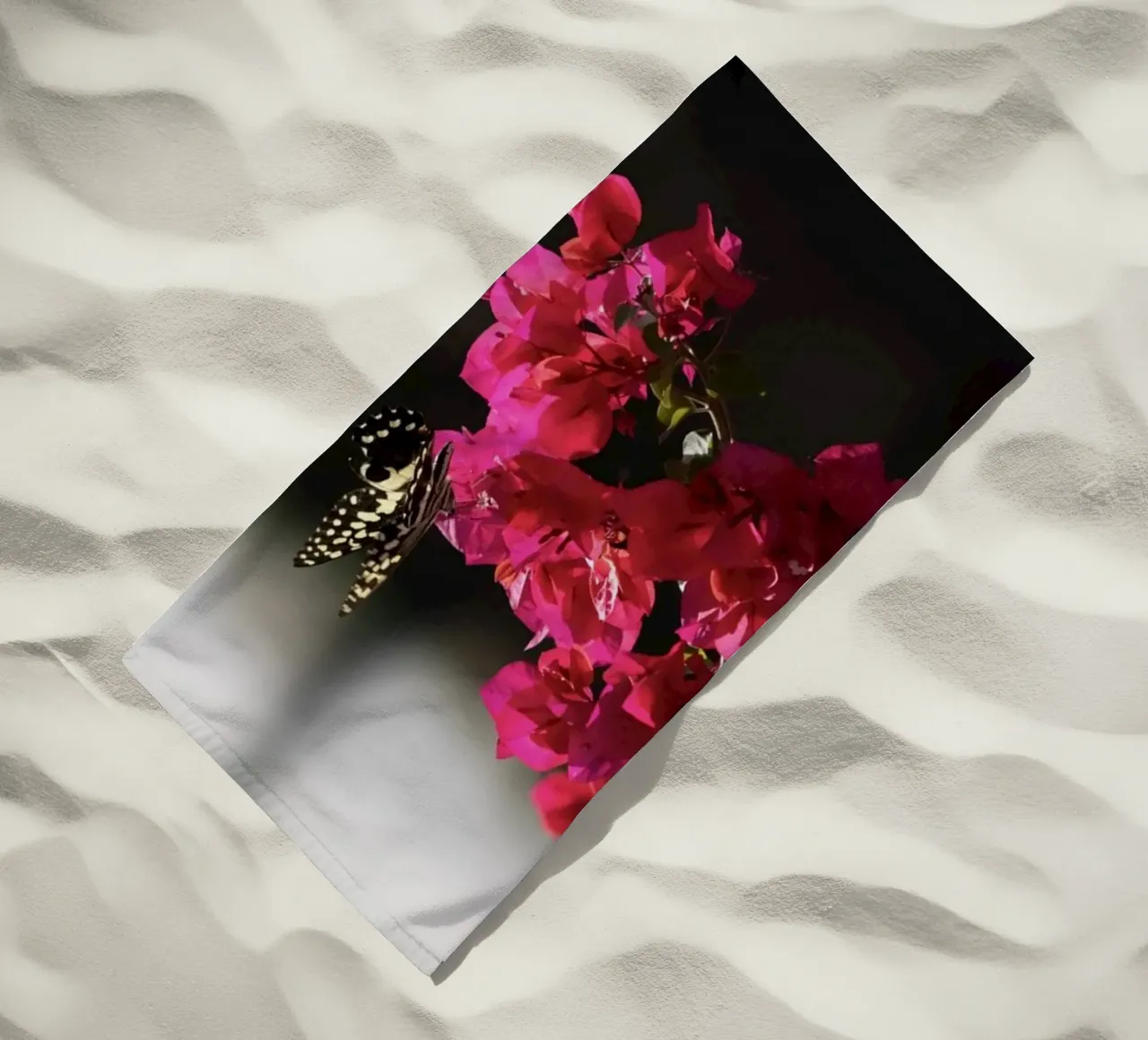 Farfalla su fiori rosa telo mare da Léa Lefebvre Photography