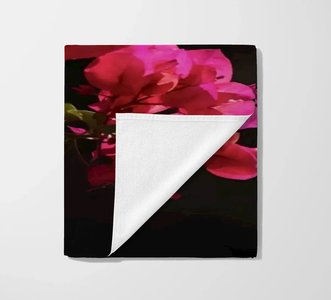 Farfalla su fiori rosa telo mare da Léa Lefebvre Photography