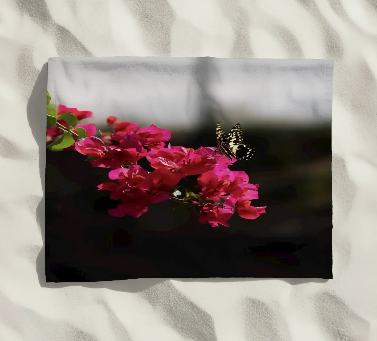 Farfalla su fiori rosa telo mare da Léa Lefebvre Photography