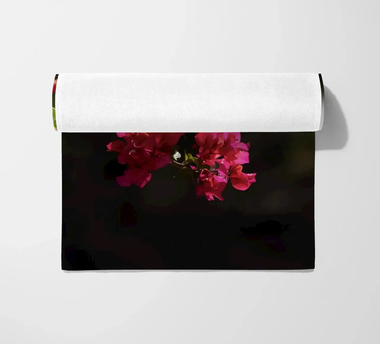 Farfalla su fiori rosa telo mare da Léa Lefebvre Photography