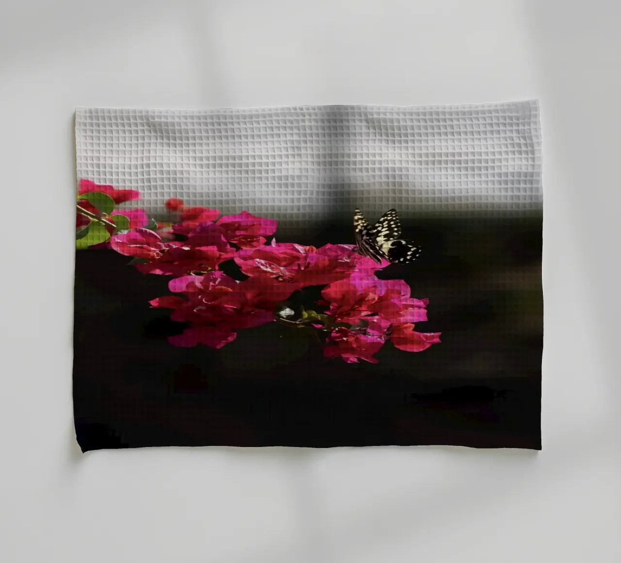 Farfalla su fiori rosa canovaccio da cucina da Léa Lefebvre Photography