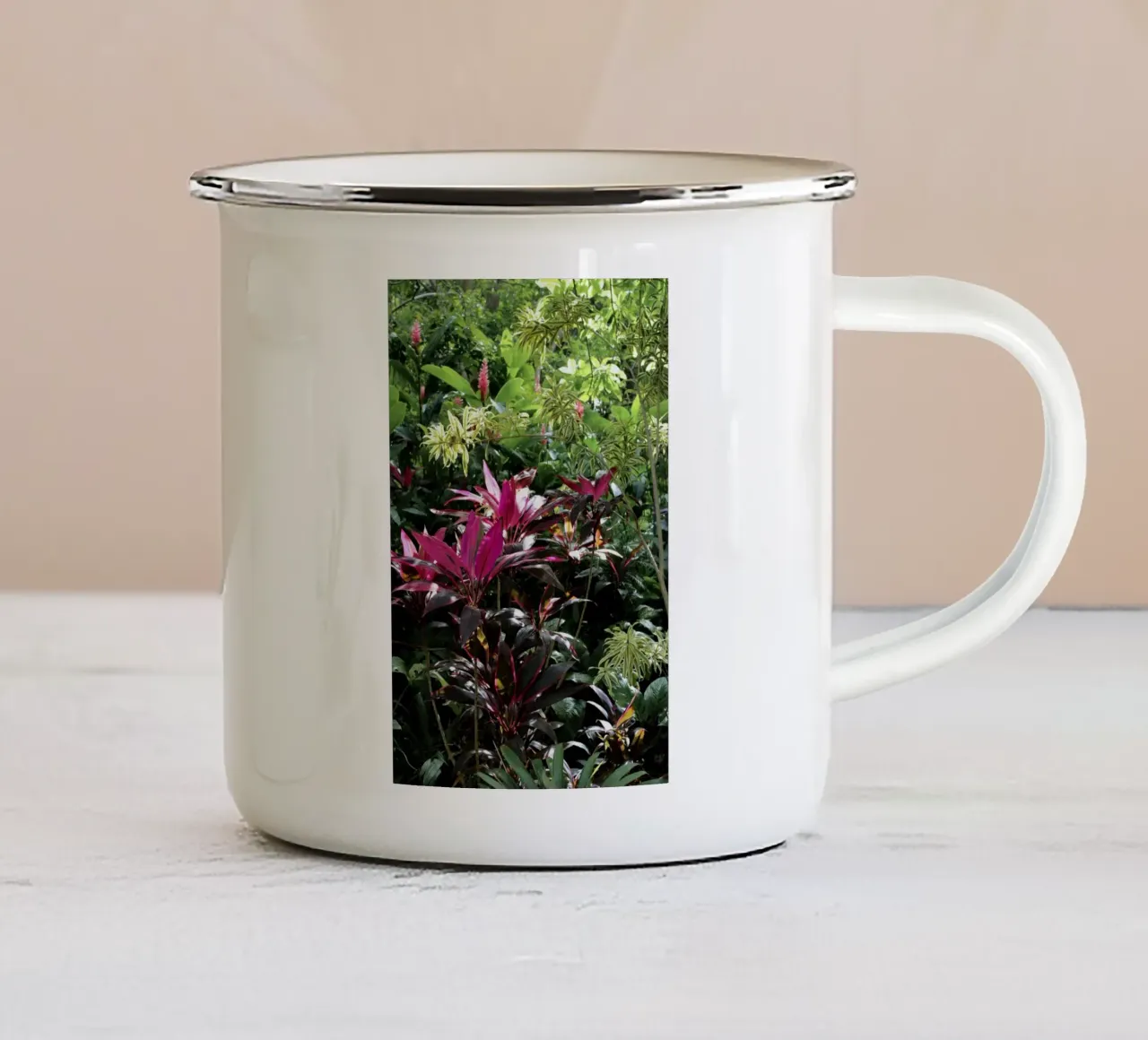 Una giungla rigogliosa tazza in smalto da Léa Lefebvre Photography
