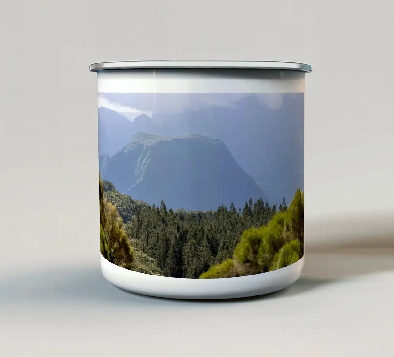 Vista sulle montagne e sulla foresta tazza in smalto da Léa Lefebvre Photography