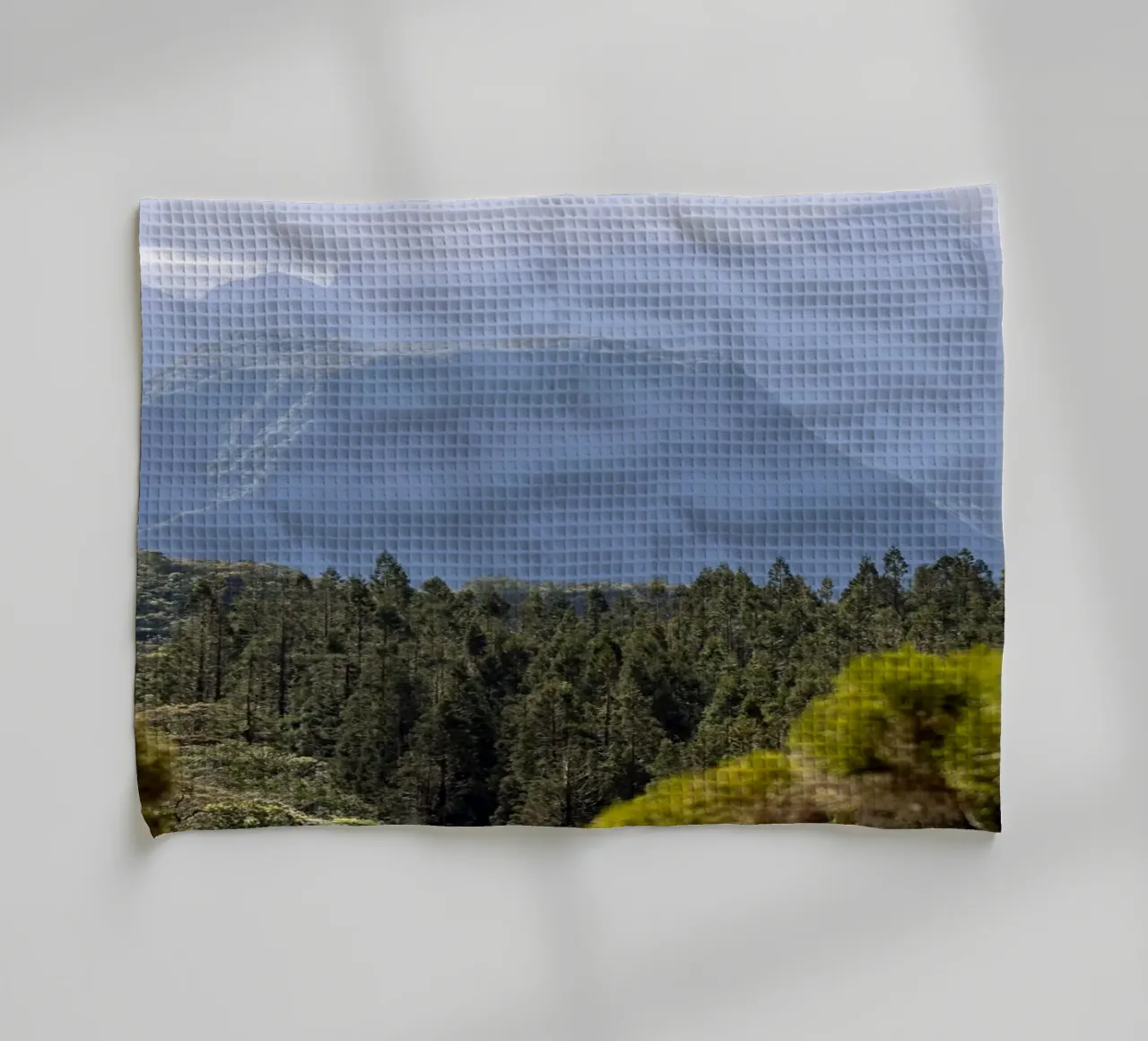 Vue sur la montagne et la forêt torchon de Léa Lefebvre Photography