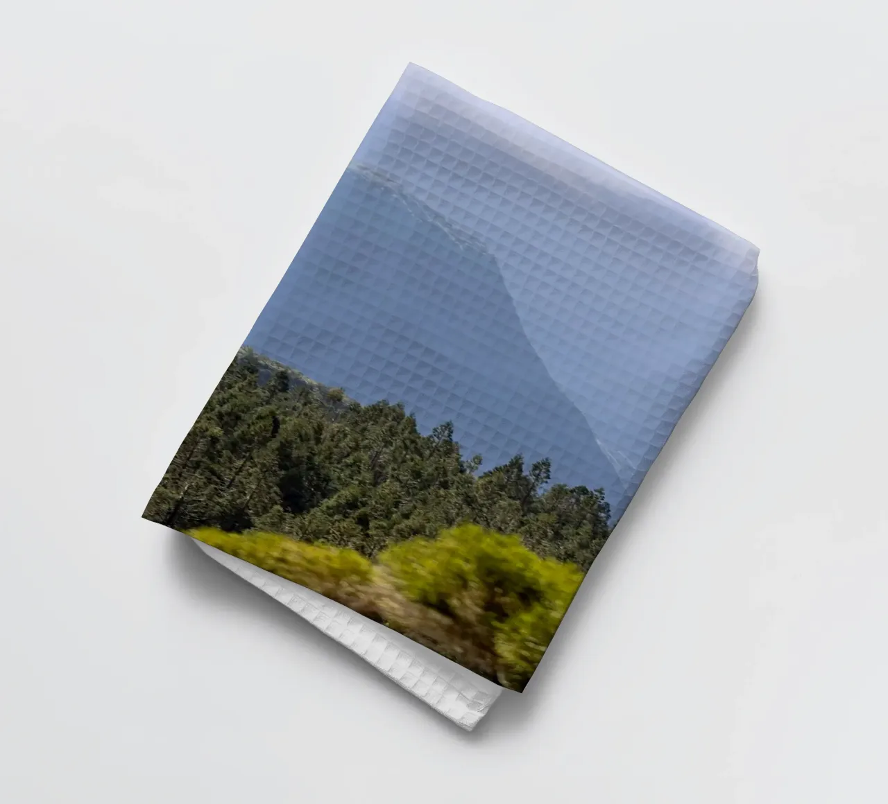 Vue sur la montagne et la forêt torchon de Léa Lefebvre Photography