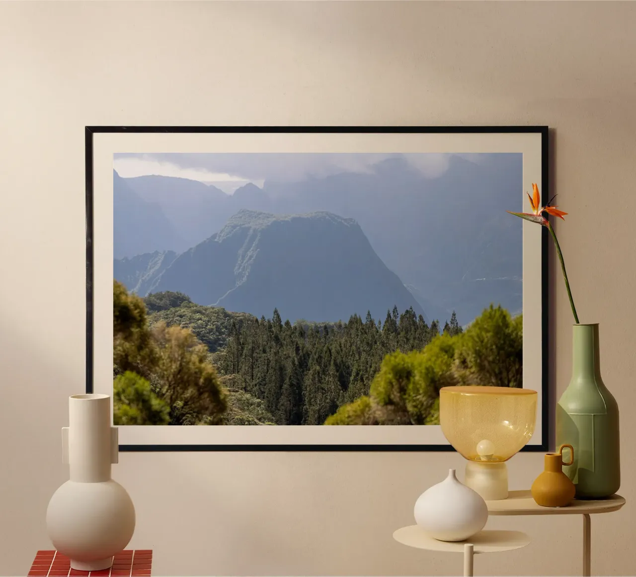 Vista sulle montagne e sulla foresta poster con telaio in alluminio da Léa Lefebvre Photography
