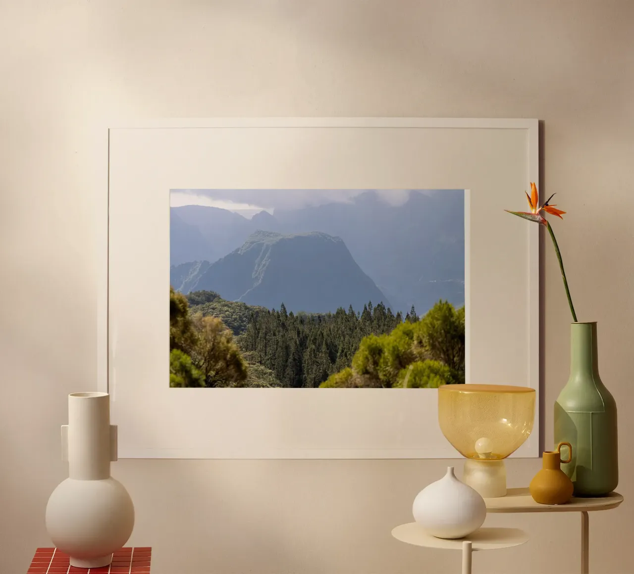 Vista sulle montagne e sulla foresta poster con telaio in alluminio da Léa Lefebvre Photography