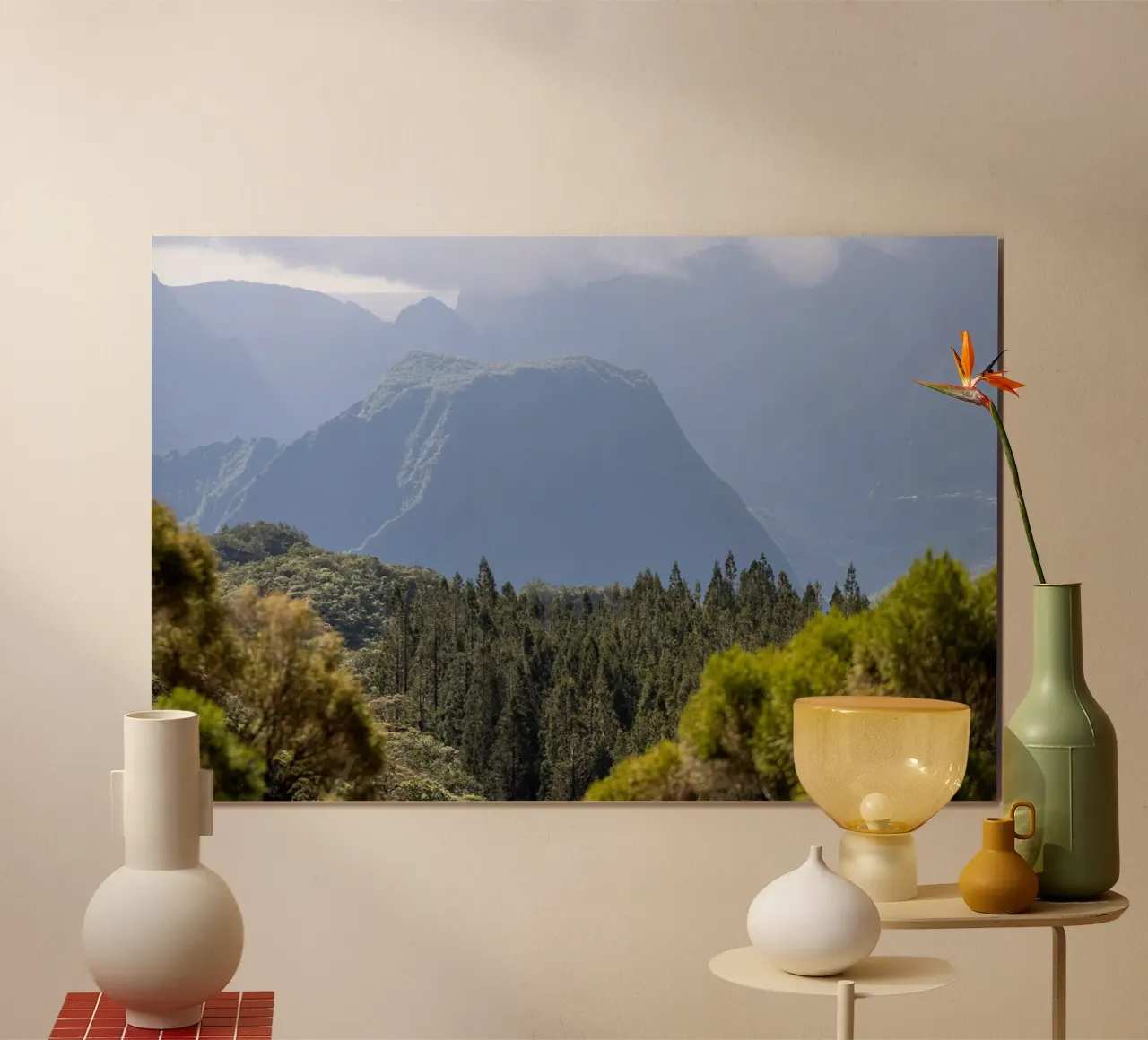 Vista sulle montagne e sulla foresta poster con telaio in alluminio da Léa Lefebvre Photography