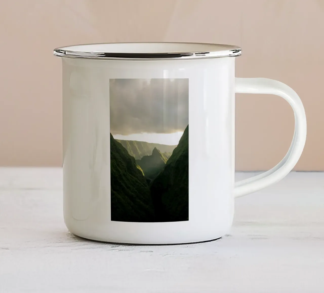 Montagne verdi tazza in smalto da Léa Lefebvre Photography