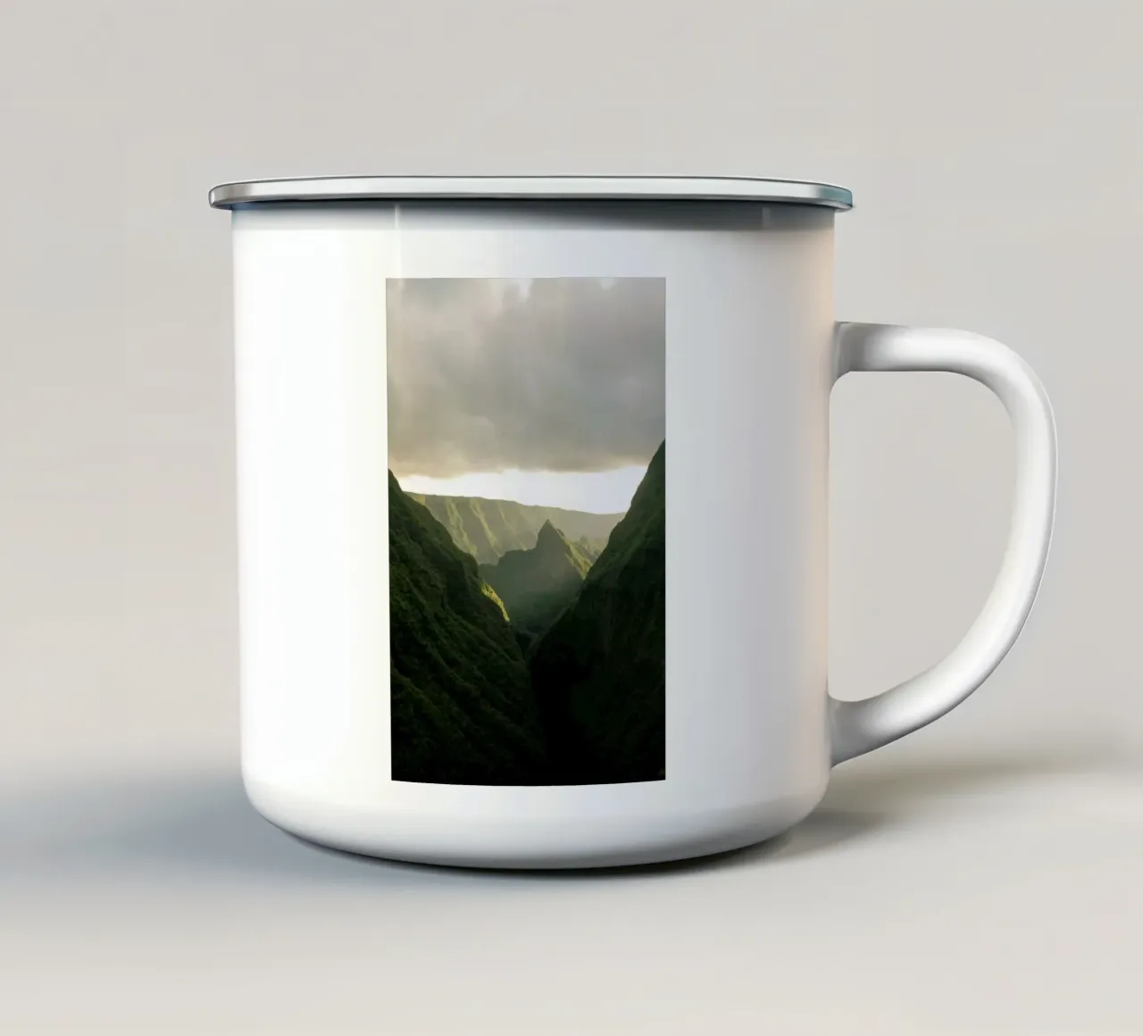 Montagne verdi tazza in smalto da Léa Lefebvre Photography