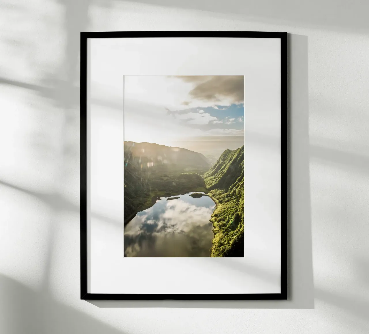 Vue sur le lac poster avec cadre en aluminium de Léa Lefebvre Photography