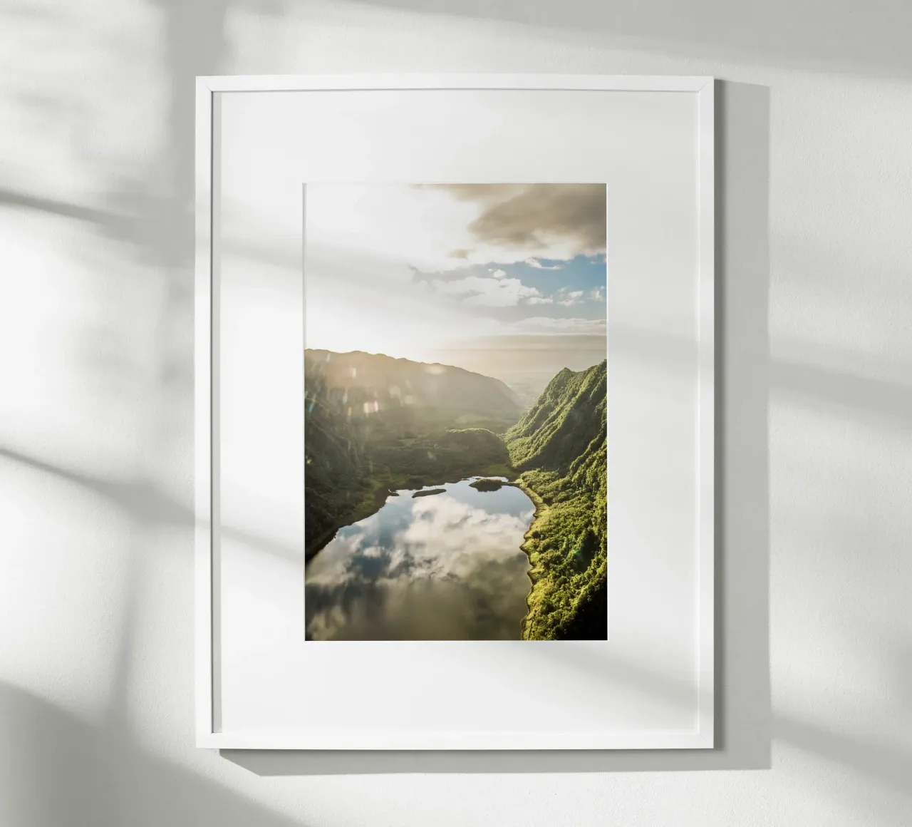 Vue sur le lac poster avec cadre en aluminium de Léa Lefebvre Photography