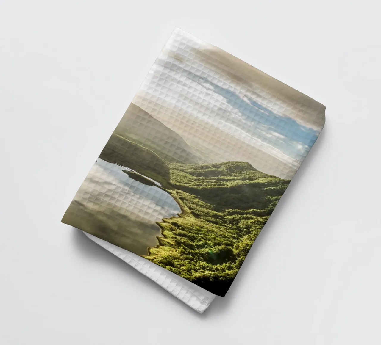 Blick auf den See Geschirrtuch von Léa Lefebvre Photography