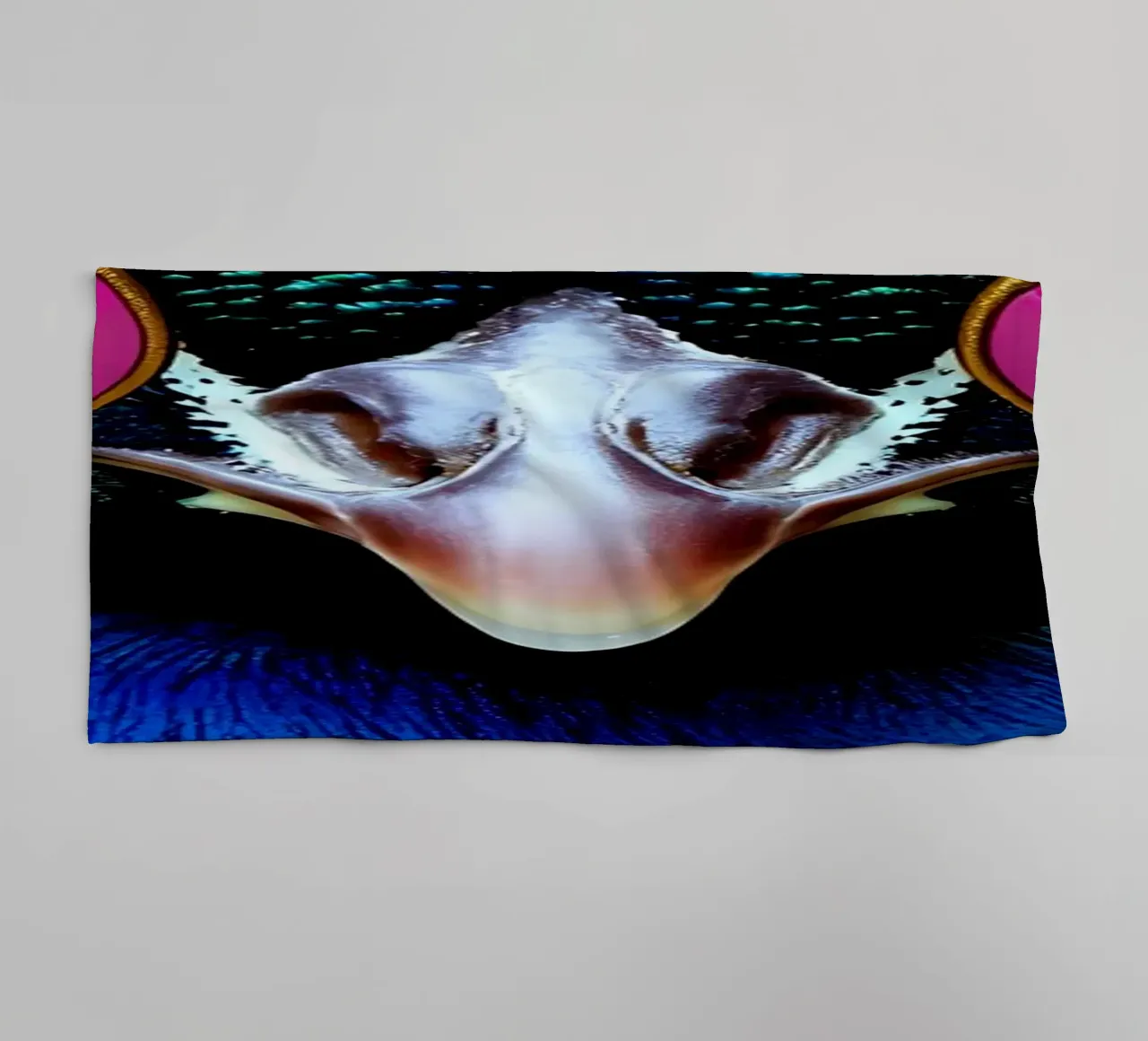 Pavone con occhiali da sole - Pop Art asciugamano da bagno da ColorCrash Gallery