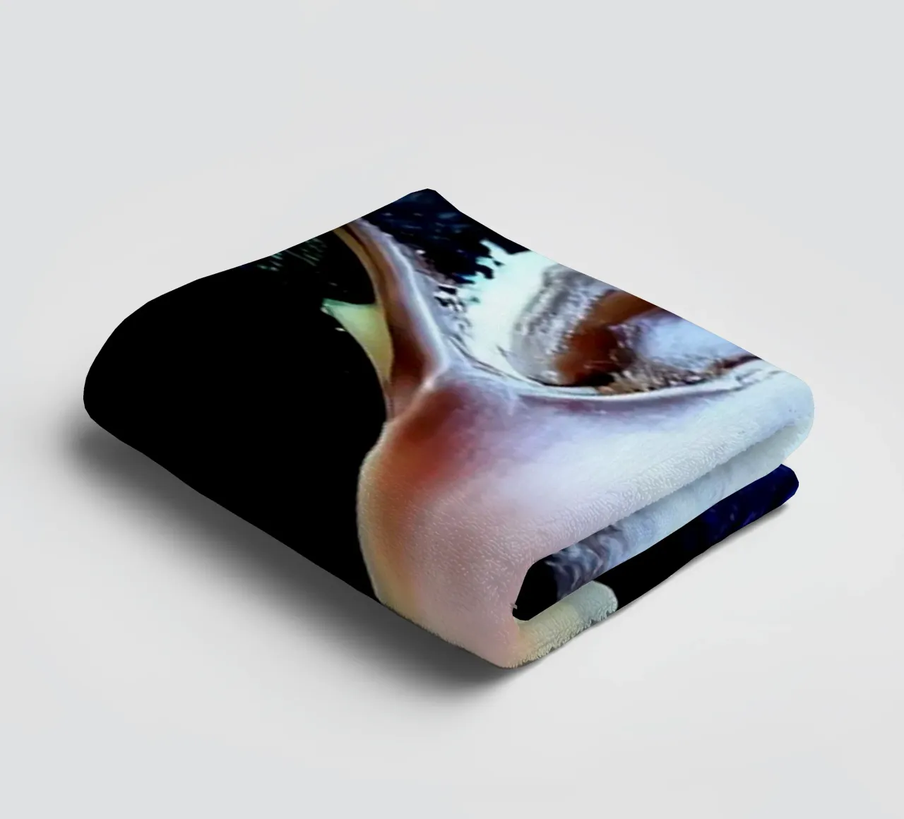 Pavone con occhiali da sole - Pop Art asciugamano da bagno da ColorCrash Gallery