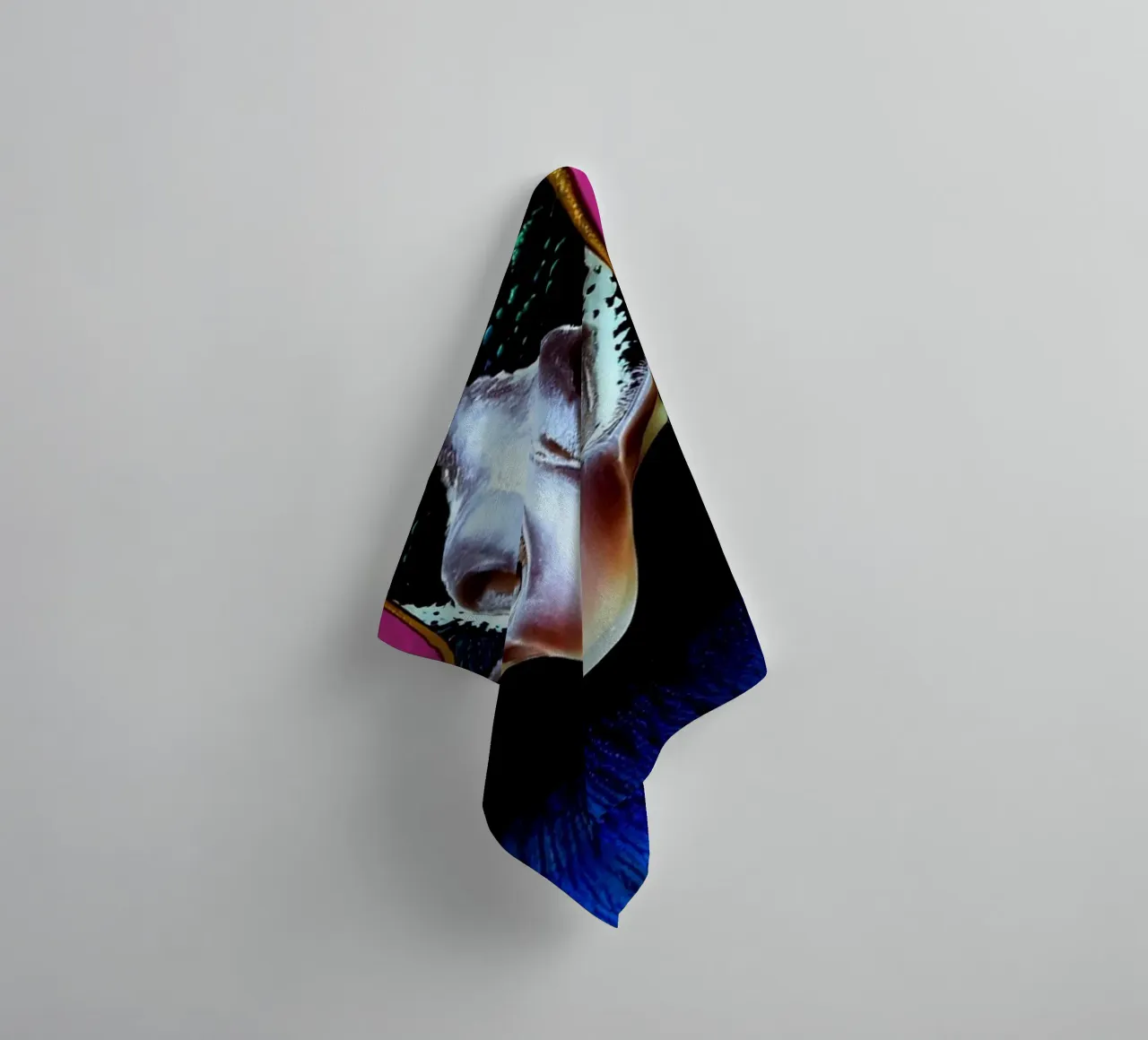 Pavone con occhiali da sole - Pop Art asciugamano da bagno da ColorCrash Gallery