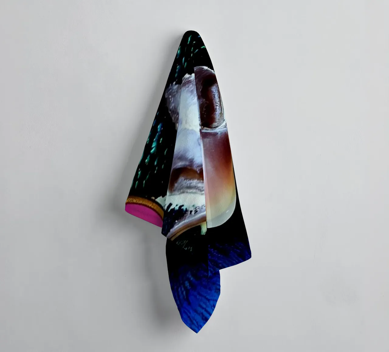 Pavone con occhiali da sole - Pop Art asciugamano da bagno da ColorCrash Gallery