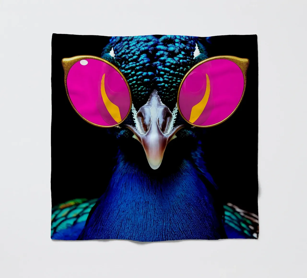 Pavone con occhiali da sole - Pop Art coperta in pile da ColorCrash Gallery