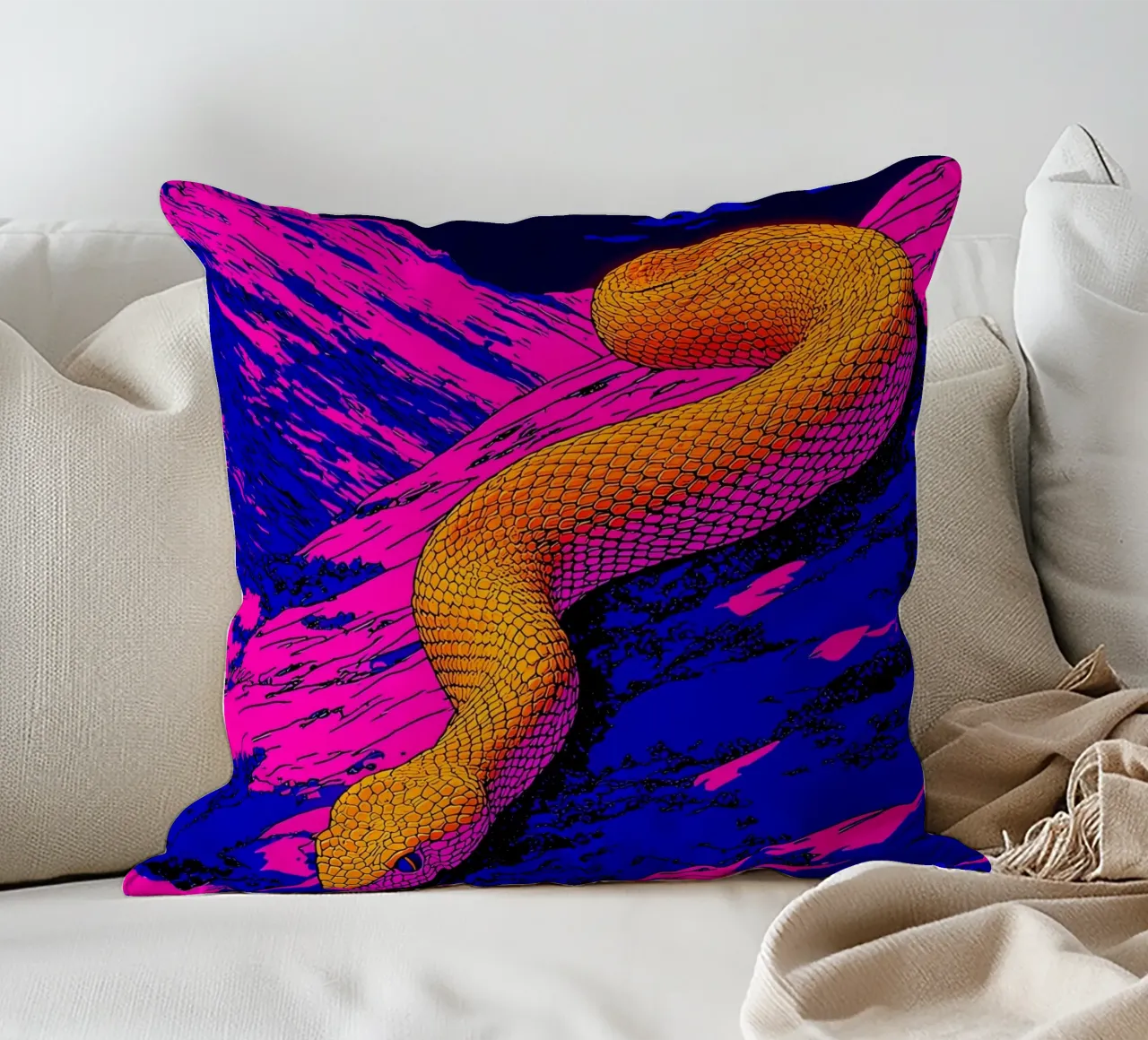 Serpente sulla montagna - Pop Art cuscino da ColorCrash Gallery
