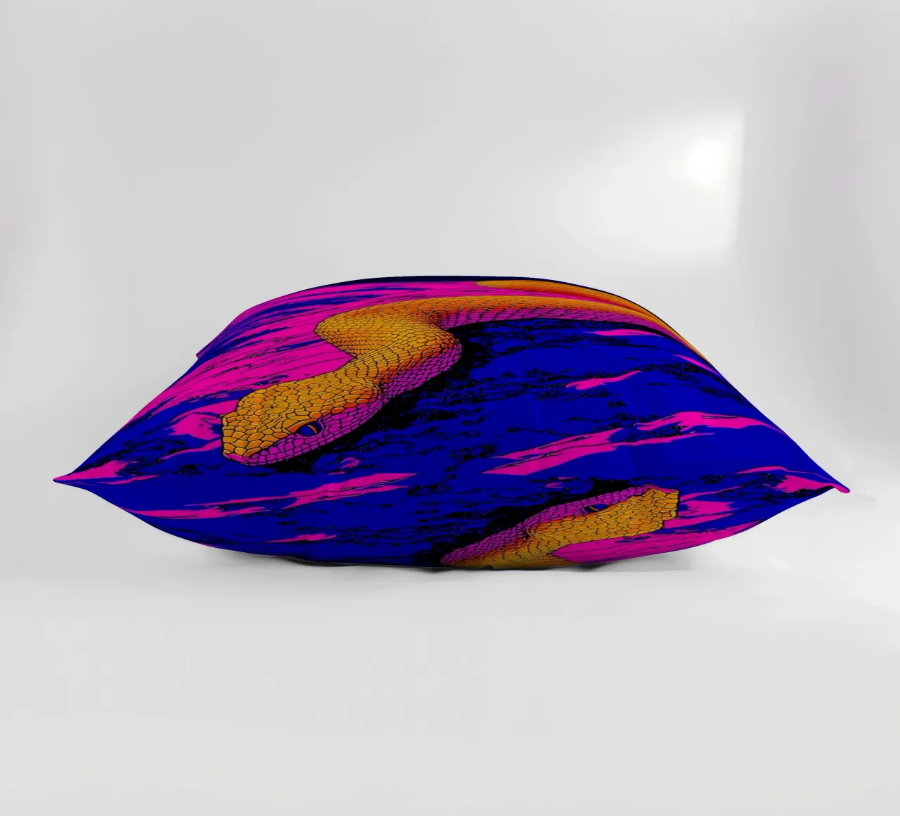 Serpente sulla montagna - Pop Art cuscino da ColorCrash Gallery