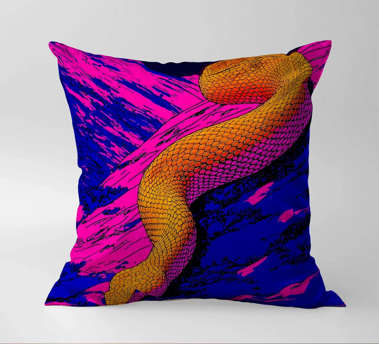 Serpente sulla montagna - Pop Art cuscino da ColorCrash Gallery