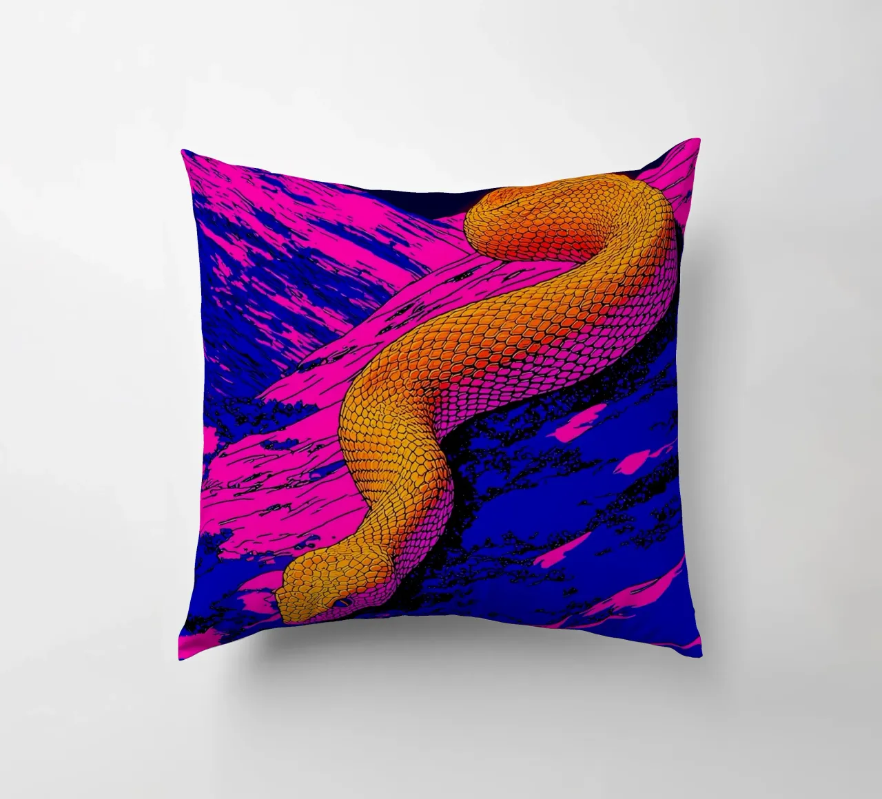 Serpente sulla montagna - Pop Art cuscino da ColorCrash Gallery