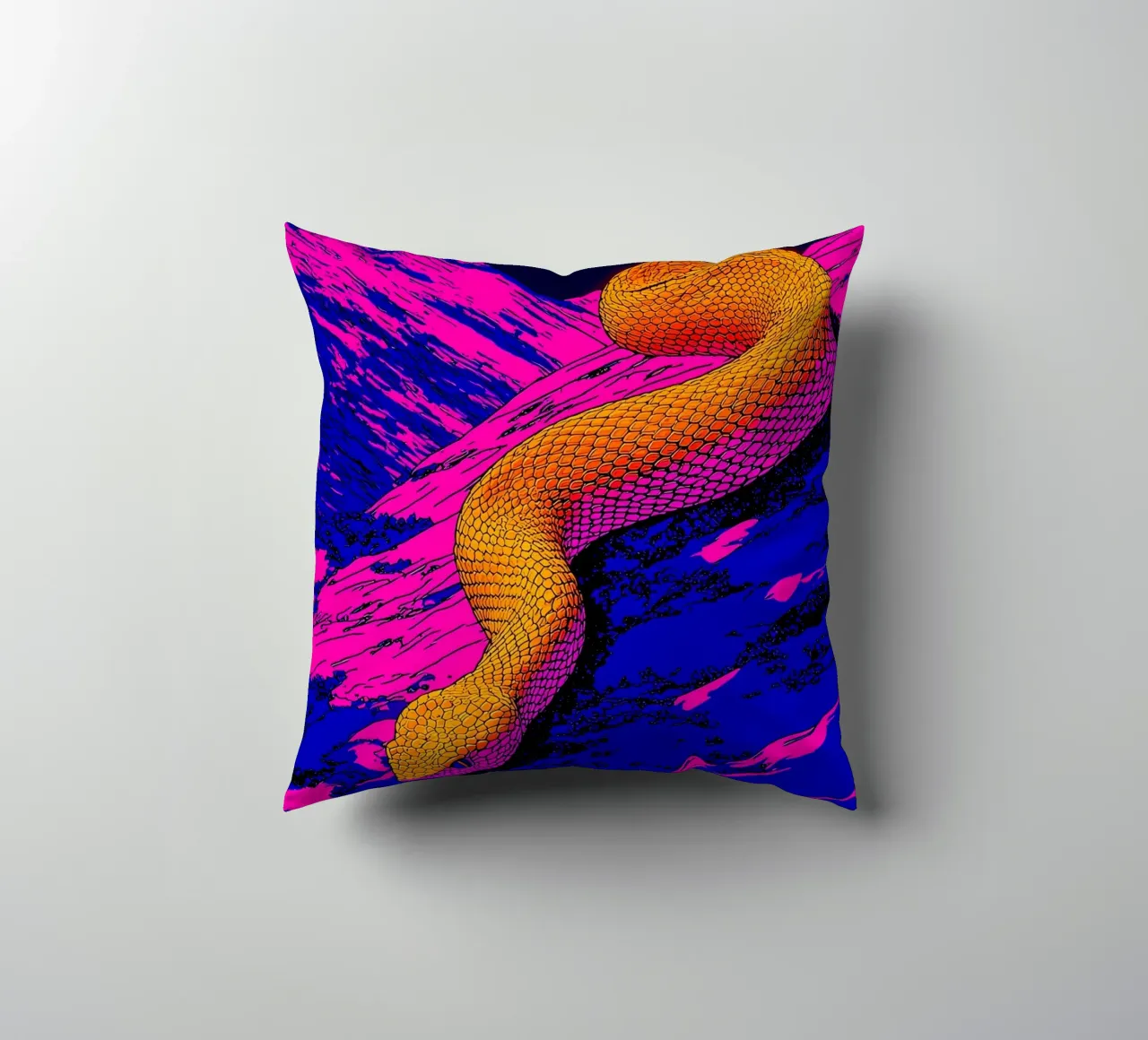 Serpente sulla montagna - Pop Art cuscino da ColorCrash Gallery