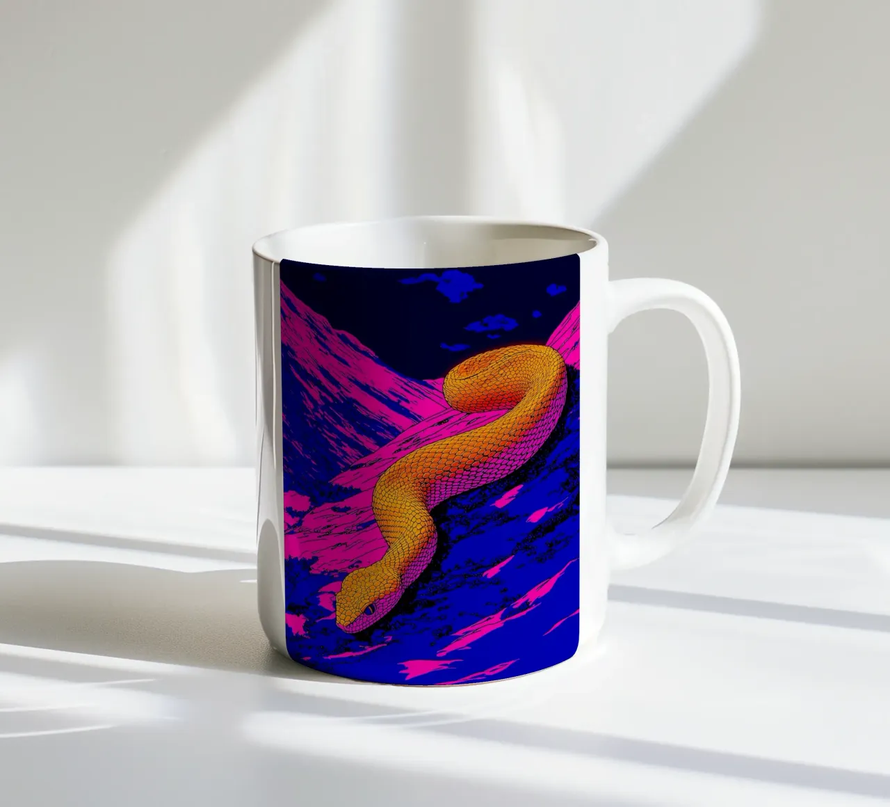 Serpente sulla montagna - Pop Art tazza in ceramica da ColorCrash Gallery