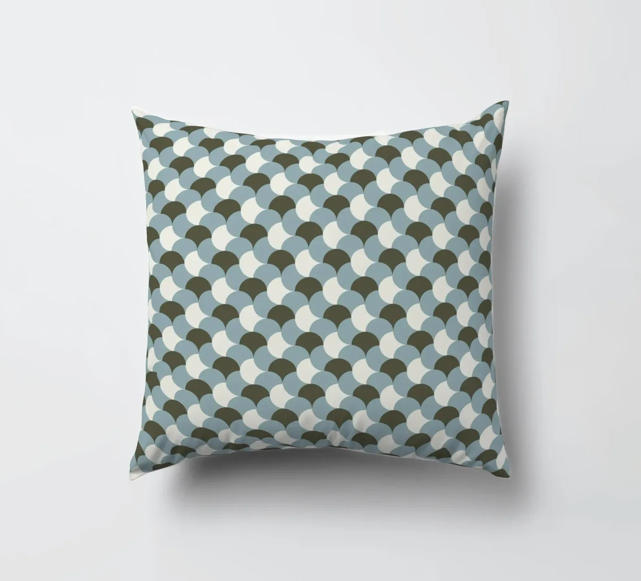 Variante gingham geometrico in tinta pastello grigio cuscino da Little Dean