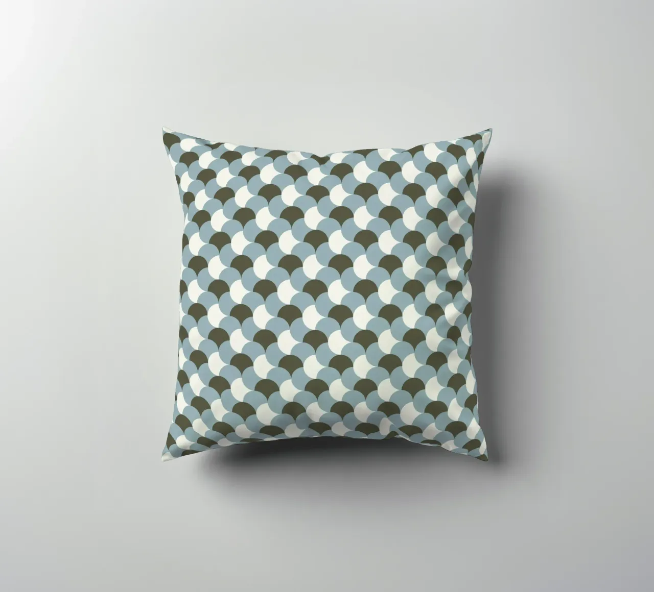 Variante gingham geometrico in tinta pastello grigio cuscino da Little Dean