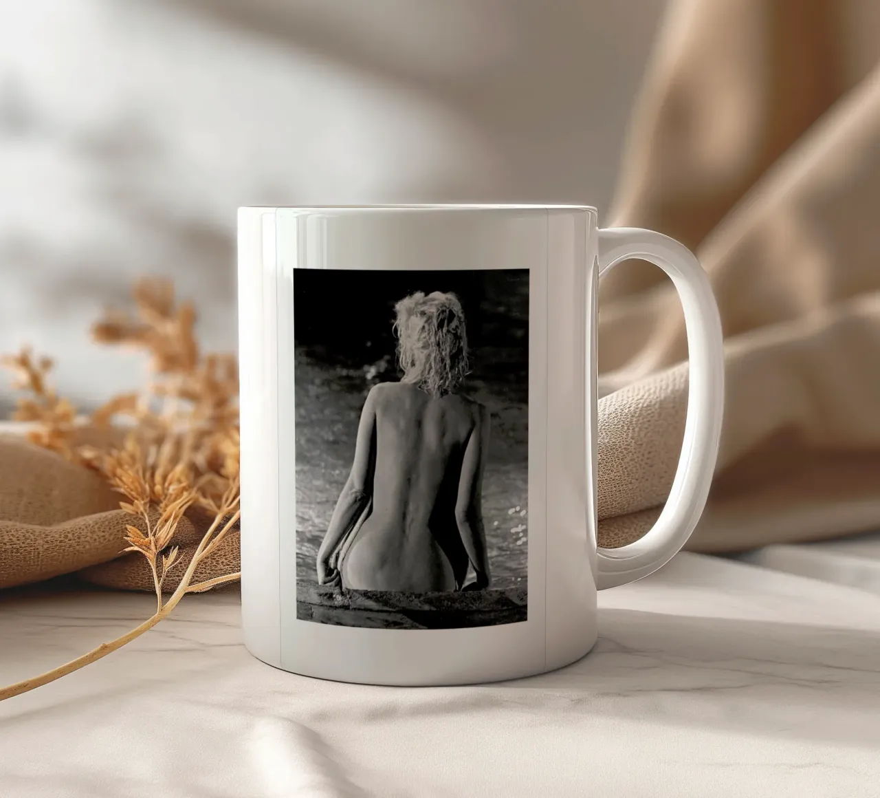 Marilyn Monroe, poolside tazza in ceramica da Gallery Print and Art Limited