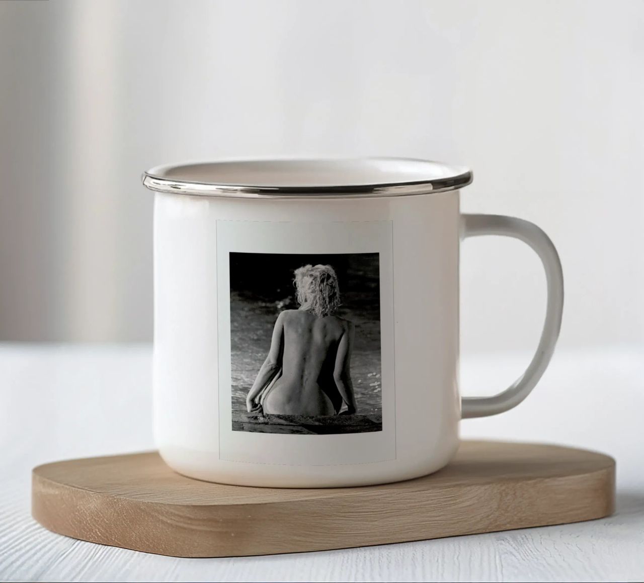 Marilyn Monroe, poolside tazza in smalto da Gallery Print and Art Limited