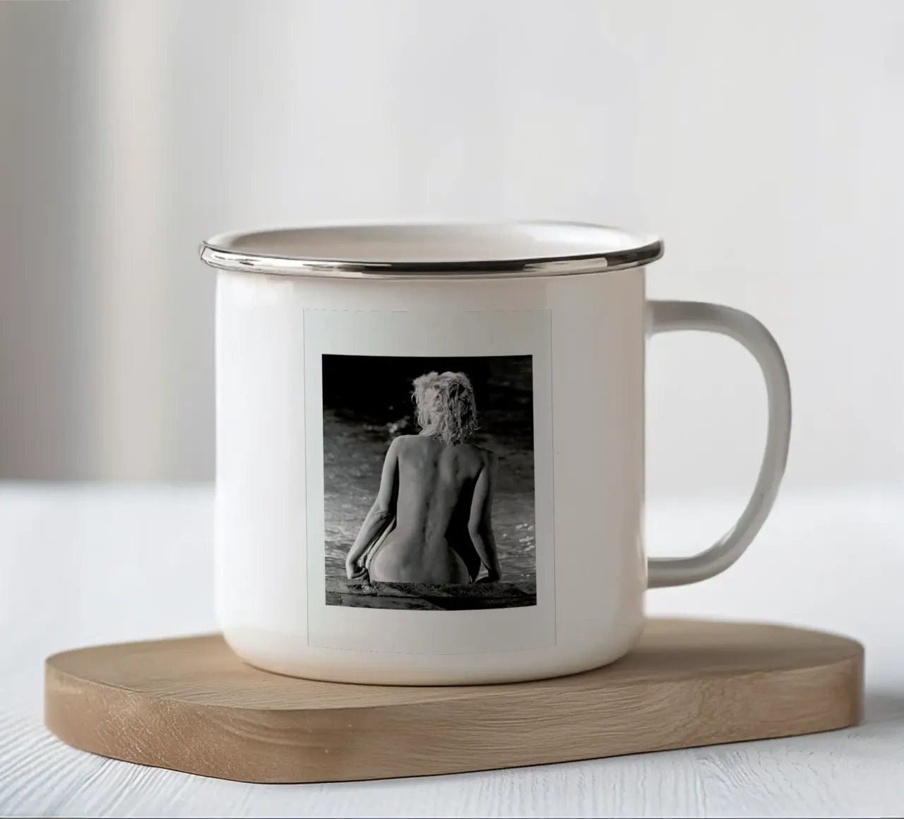 Marilyn Monroe, poolside taza de esmalte de Gallery Print and Art Limited
