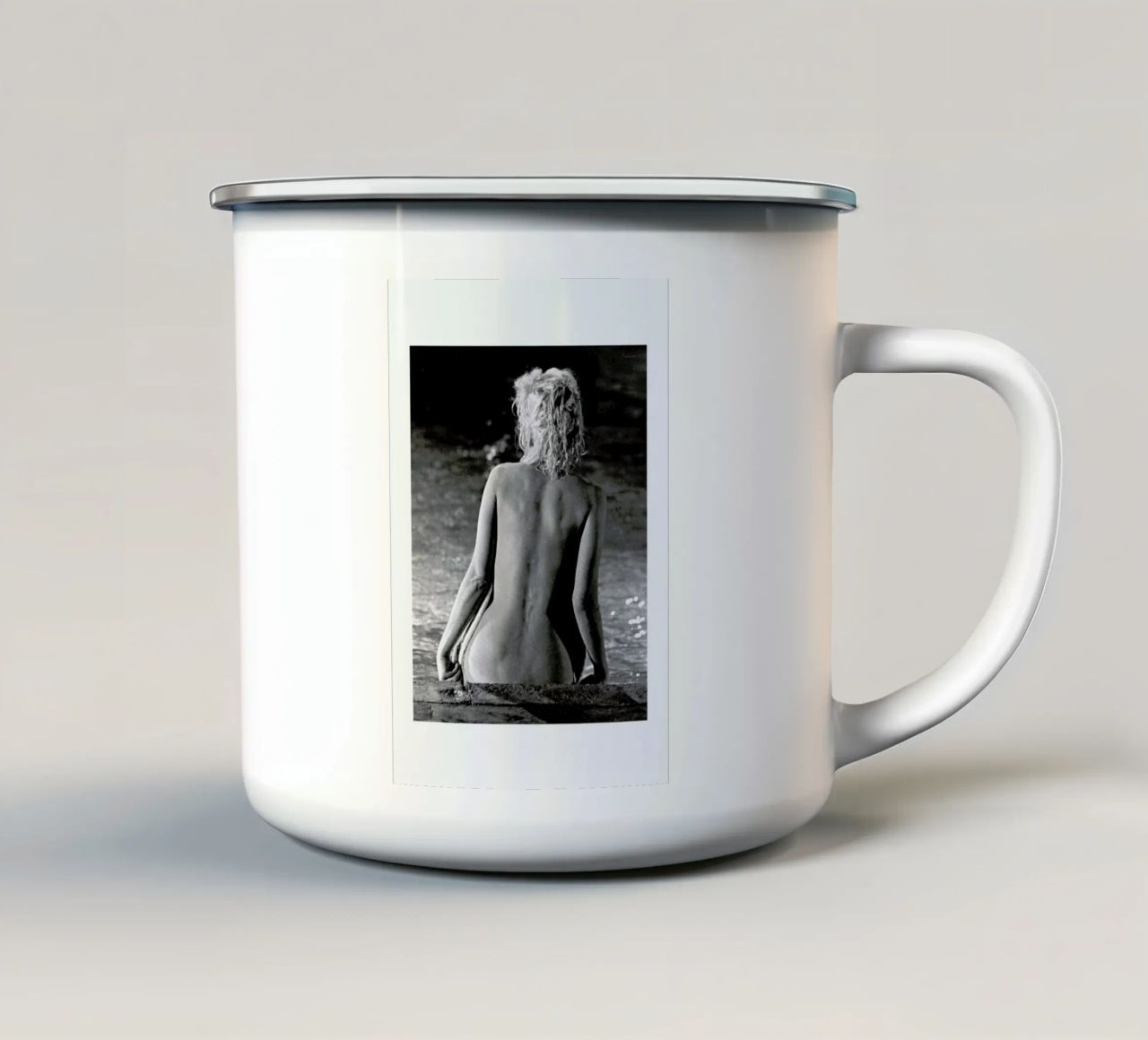 Marilyn Monroe, poolside tazza in smalto da Gallery Print and Art Limited