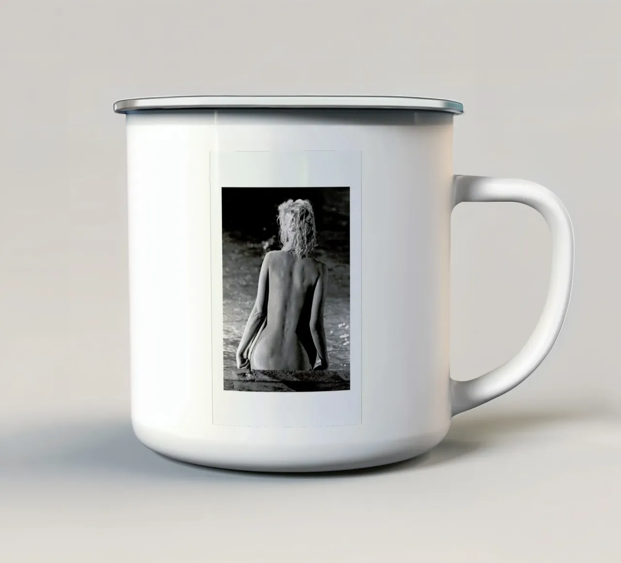 Marilyn Monroe, poolside tazza in smalto da Gallery Print and Art Limited