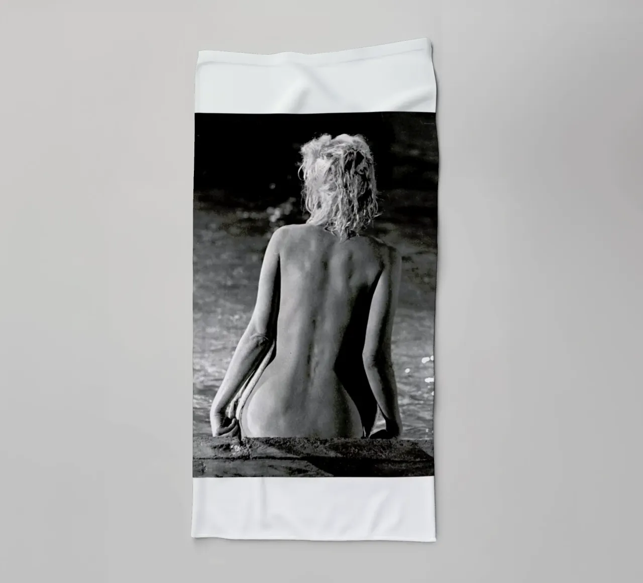 Marilyn Monroe, poolside asciugamano da bagno da Gallery Print and Art Limited