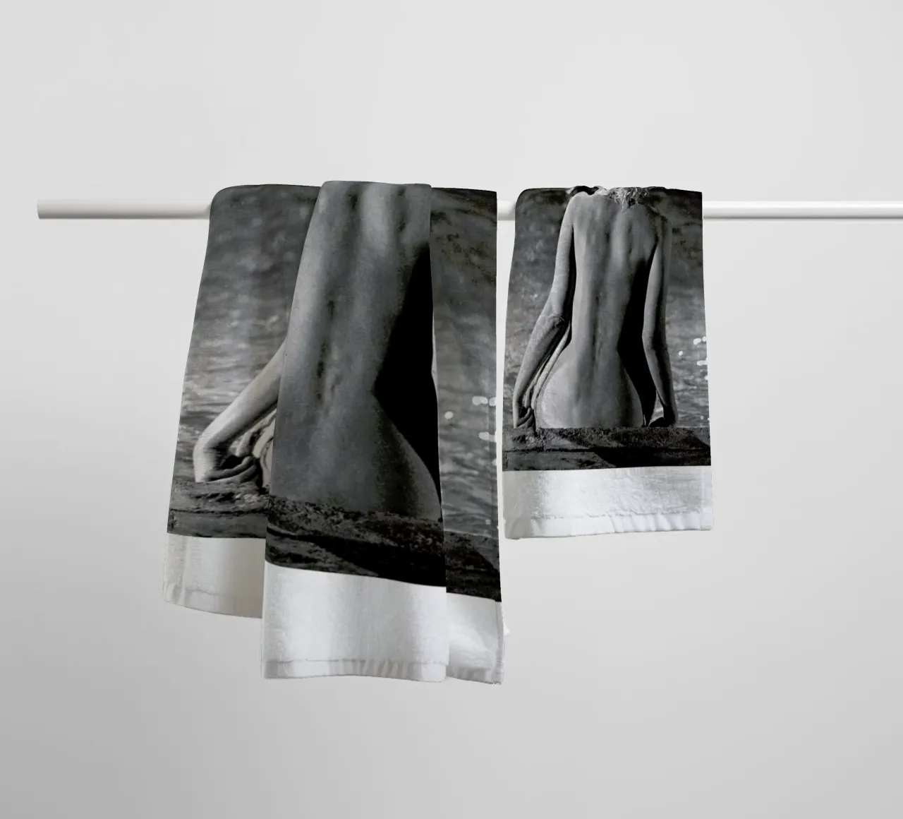 Marilyn Monroe, poolside asciugamano da bagno da Gallery Print and Art Limited