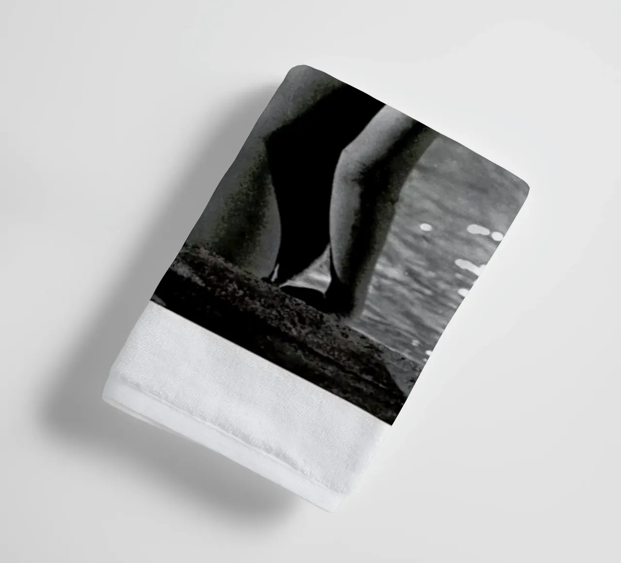 Marilyn Monroe, poolside asciugamano da bagno da Gallery Print and Art Limited