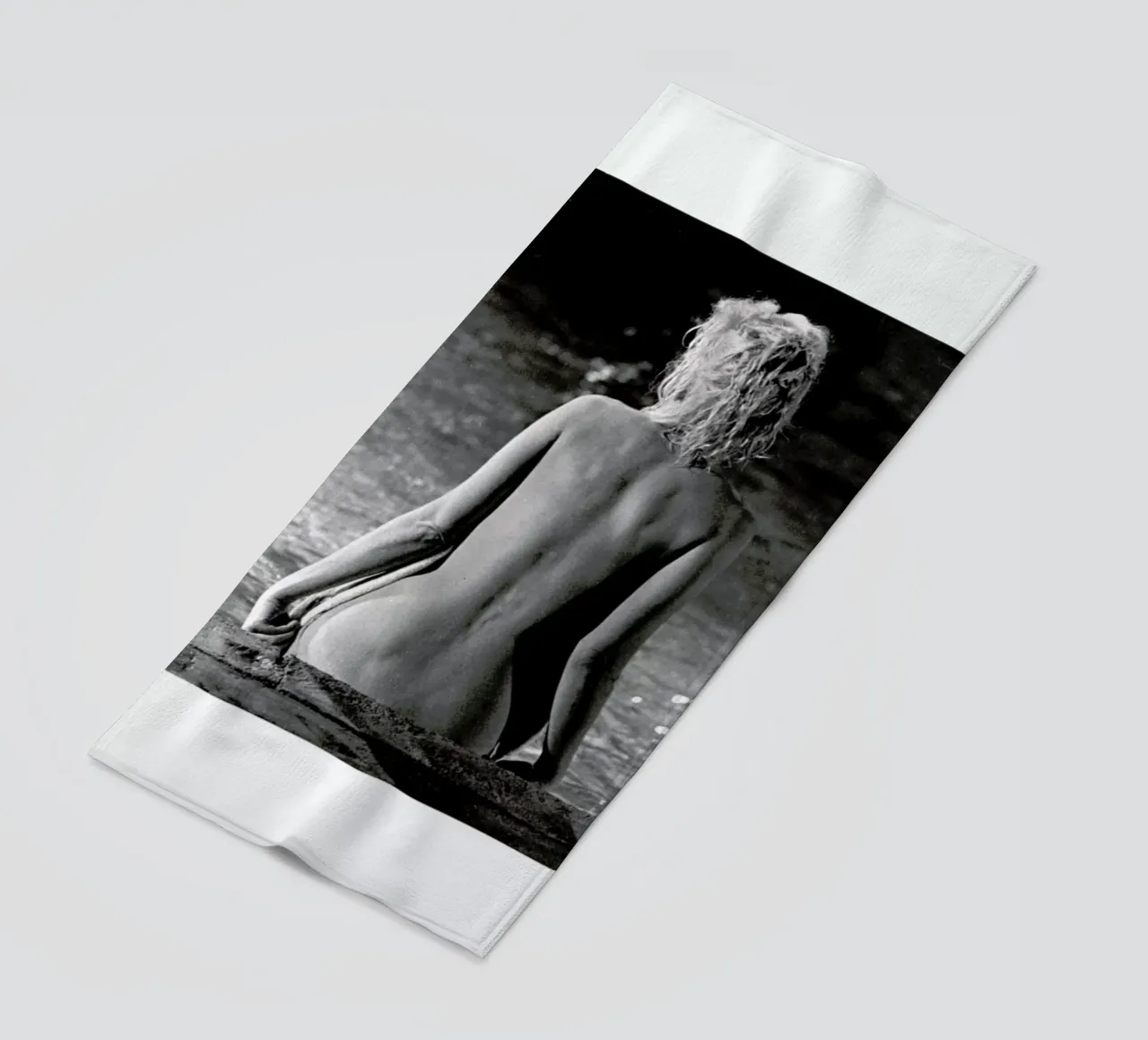 Marilyn Monroe, poolside telo mare da Gallery Print and Art Limited