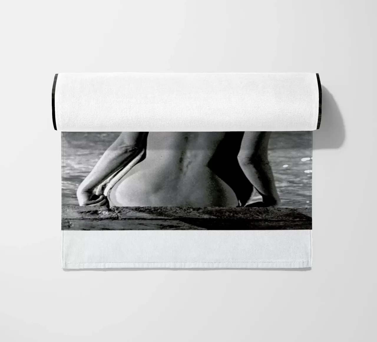 Marilyn Monroe, poolside telo mare da Gallery Print and Art Limited