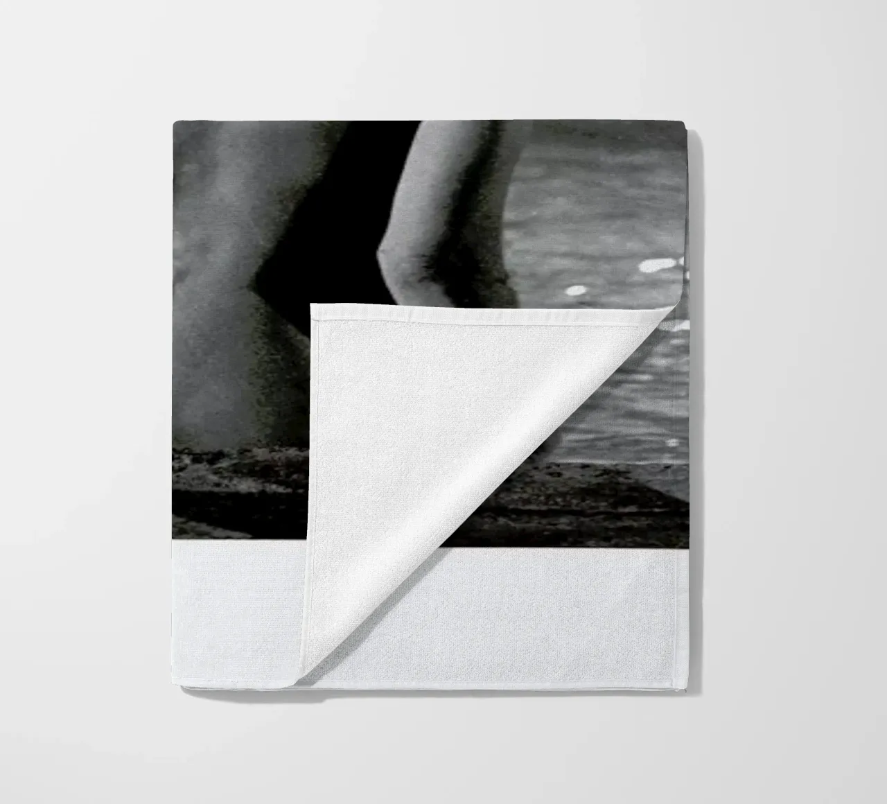 Marilyn Monroe, poolside telo mare da Gallery Print and Art Limited